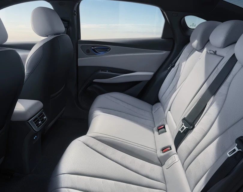 SEAL 6 DM-i rear-seat space