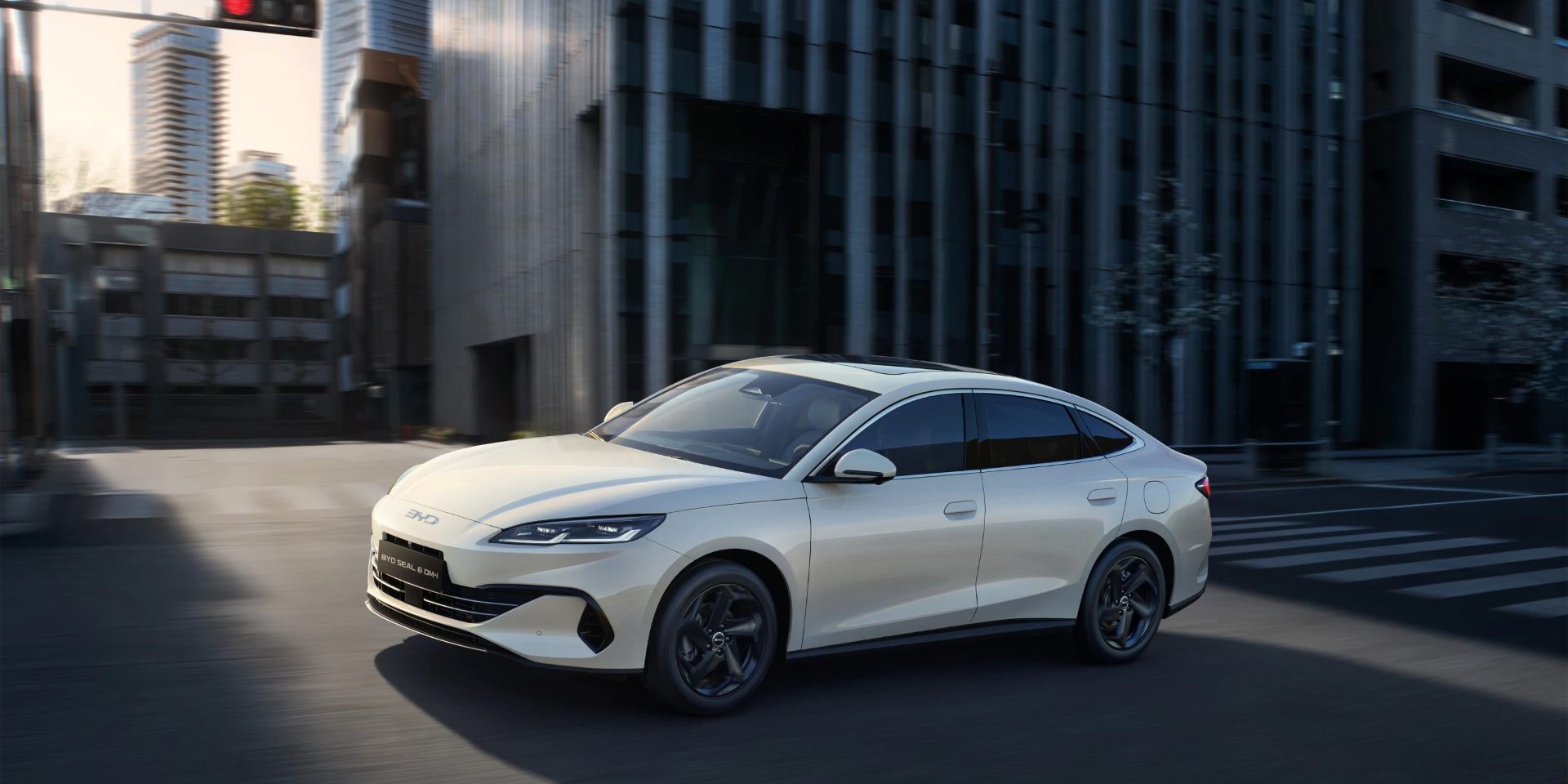 SEAL 6 DM-i exterior in city